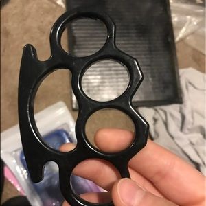 Self defense black knuckle claw